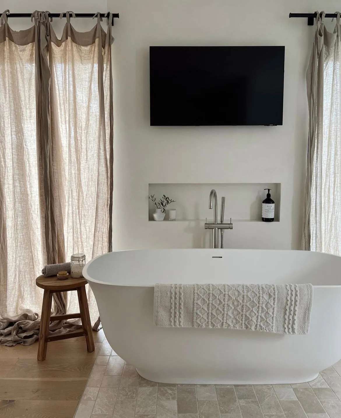 Hugi Stone Bath - Elegant Traditional Lines - 1680mm - B090