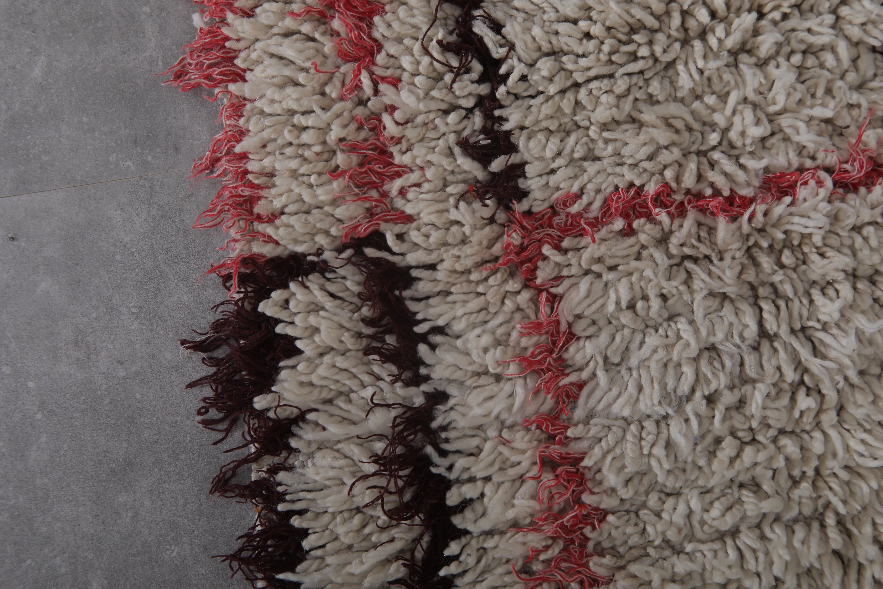 Vintage Handmade Berber Rug – Moroccan Wool Carpet (2.5 x 5.7 ft)
