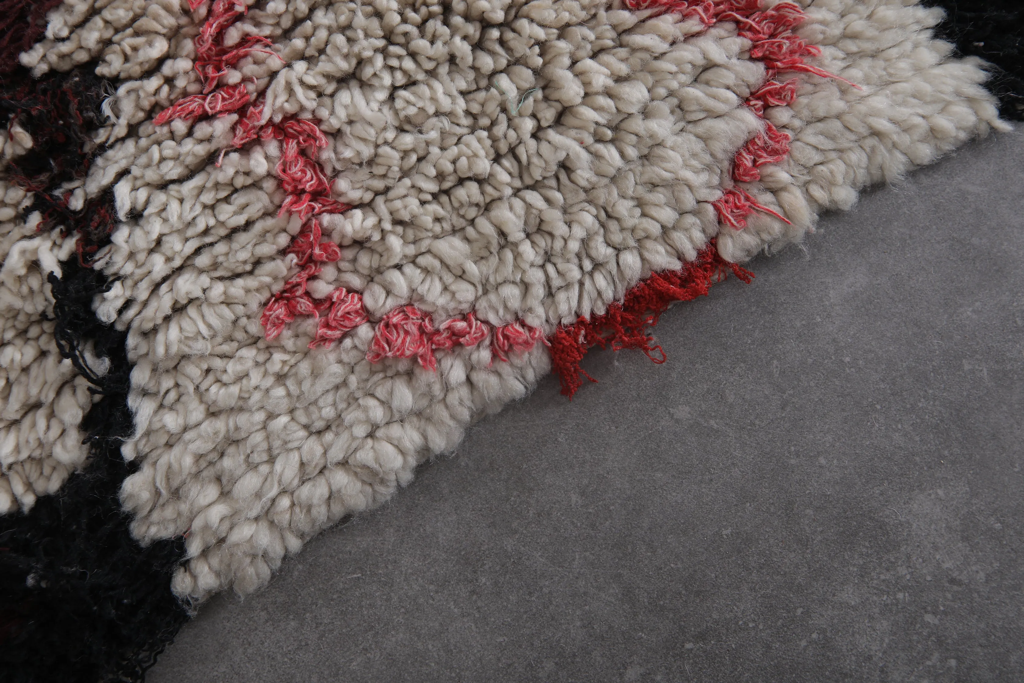 Vintage Handmade Berber Rug – Moroccan Wool Carpet (2.5 x 5.7 ft)